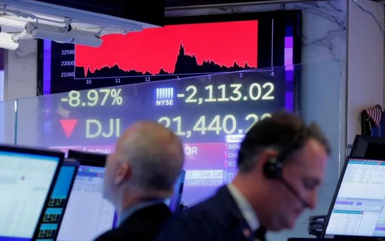 美股收涨 三大股指均录得涨幅 第一共和再度暴跌43%